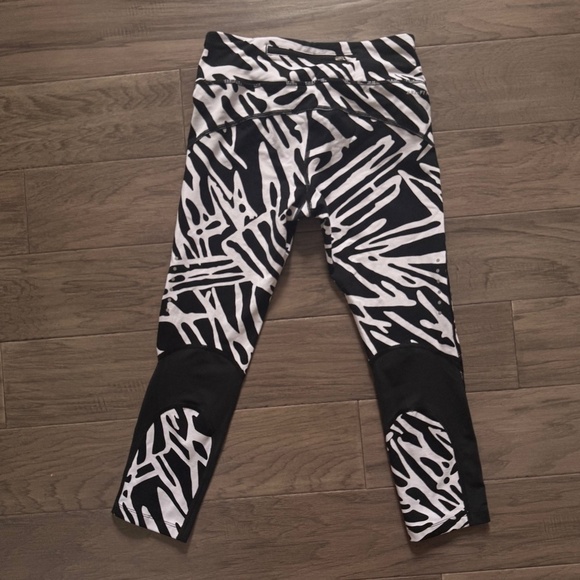 Nike Dry Fit Leggings | Black & White Stripe Pattern | Size Small - Picture 4 of 4